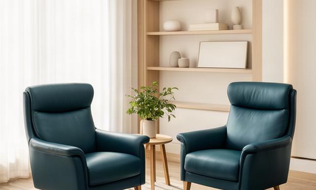 Poltrone ergonomiche in pelle color petrolio nello studio luminoso di uno psicoterapeuta